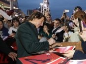 Том Круз в окружении фанатов