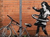 Девочка с хула-хупом: Banksy представил свою новую работу (Фото)