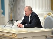 владимир путин не особо радостно отреагировал на презент