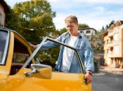 Чоловік сідає в авто