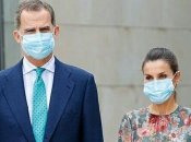 Обязательно в маске: королева Летиция поразила нежным образом во время очередного выхода