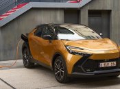 Кросовер Toyota C-HR Plug-in Hybrid 220 заряджається від розетки