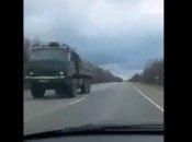 Мчат колонна за колонной: в сети бурно обсуждают новую переброску техники у границы Украины (видео)