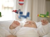 Как выбрать безопасный мобиль на кроватку для новорожденных