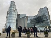 Поліція перед будинком одного з польських телеканалів