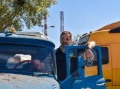 Игорь Смелянский с одним из грузовиков