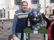 Кира Обединская с дедушкой перед Мариупольским драмтеатром