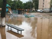 В Киеве прорвало трубу с горячей водой: детскую площадку залило кипятком 