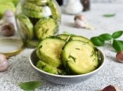 Маринованные кабачки можно приготовить без суеты на кухне