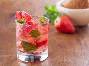 Такой клубничный мохито готовится очень просто