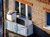 Ничего особенного – просто холодильник на чьем-то балконе