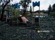 Детская площадка устояла, но повреждена