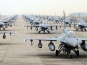 Иллюстративное фото: военный аэродром с истребителями