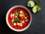 Гаспачо отлично охлаждает в жару (изображение создано с помощью ИИ)