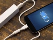 Заряжать телефон принято "родной" зарядкой