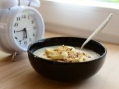 Овсянка с грецкими орехами, ягодами и семенами чиа