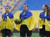 Екатерина Монзуль (по центру) в честь освобождения Херсона вынесла на поле арбуз вместо мяча