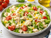 Салат с курицей, кукурузой и томатами