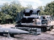 Ракета ATACMS рядом с РСЗО M270