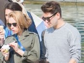 Беременная Скарлетт Йохансон на прогулке с женихом (ФОТО)