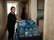 Женщина запаслась водой