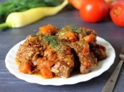 Дуже смачна м'ясна страва з овочами на вечерю