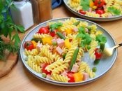 Такий салат з пастою підкорить ваше серце