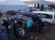 На машинах многие выехали за границу