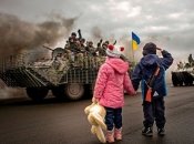 Дети приветствуют военных