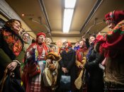 Спільнота "Київська Коляда" щедрує на платформі метро "Золоті Ворота", Київ, 13 січня 2023