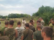 Молебень о.Володимира у польових умовах