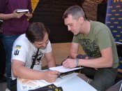 Гудименко підписує книжку