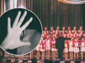 Постраждала стверджує, що домагання тривали кілька років, аж допоки вона не покинула хор