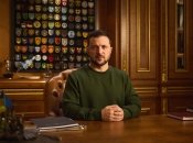 На этот раз гарант обращался к украинцам из своего кабинета.