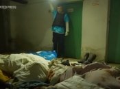 Тіла людей в імпровізованому морзі