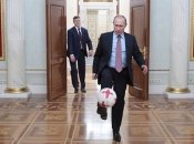 володимир путін б'є по м’ячу