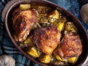 Курячі стегенця з картоплею та сухофруктами