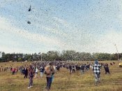 Люди складали гроші у мішки