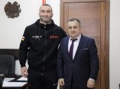 Гассієв з вірменським чиновником