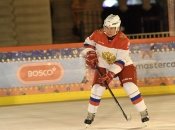 Володимир Путін грає у хокей