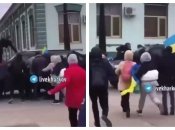 В толпе были и мужчины, и женщины