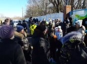 Среди людей, оставшихся на улице, дети