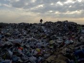 Росіяни перетворюють окупований Донбас на величезне звалище: сміття везуть за сотні кілометрів