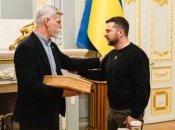 Зеленскому вручили подарок