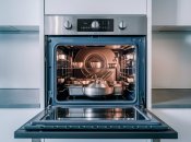 Навіть найбруднішу духовку можна легко очистити  (зображення створено за допомогою ШІ)