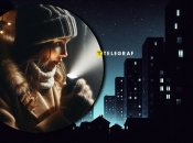 Дівчина світить ліхтариком