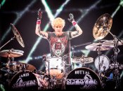 Американський барабанщик Джеймс Коттак