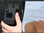 Процес вручення повістки знімають на нагрудну камеру