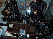 На богослужение собралось много людей