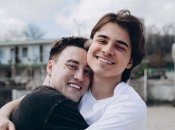 Олег Машуковський в обіймах свого хлопця візажиста